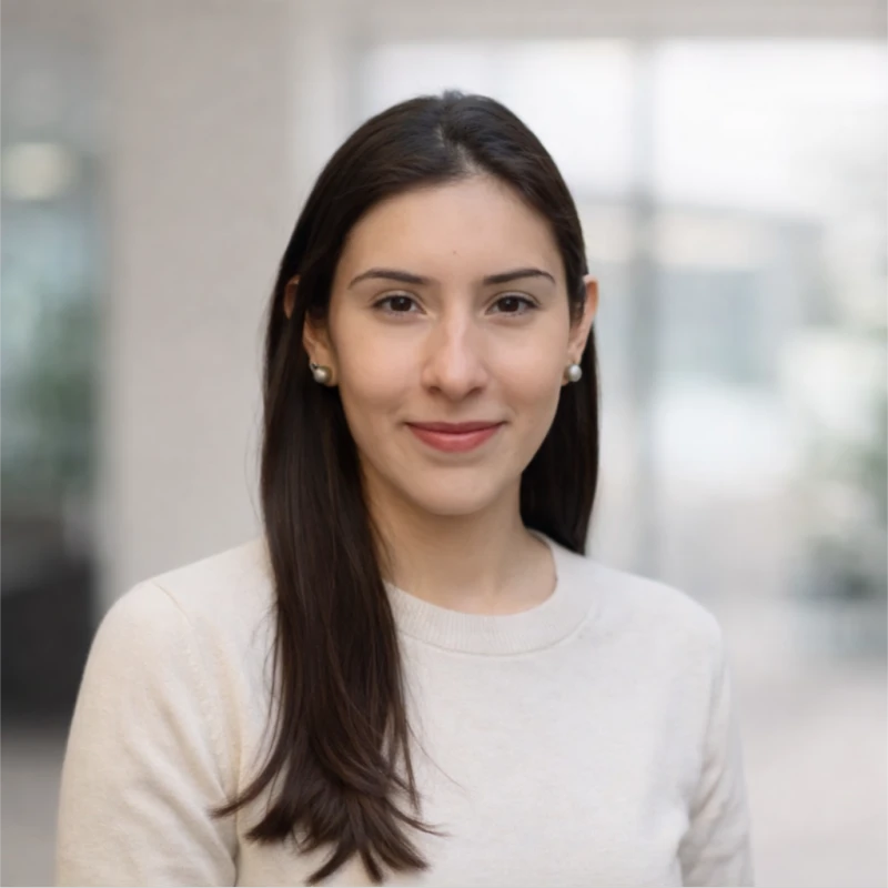 Yara Lewensztain sonriendo, con un suéter claro